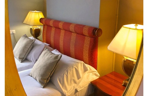 Storrington Hotel | OYO White Horse Hotel