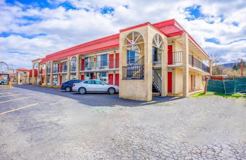 Mountain View Hotel | Ozark Junction mountain view by OYO