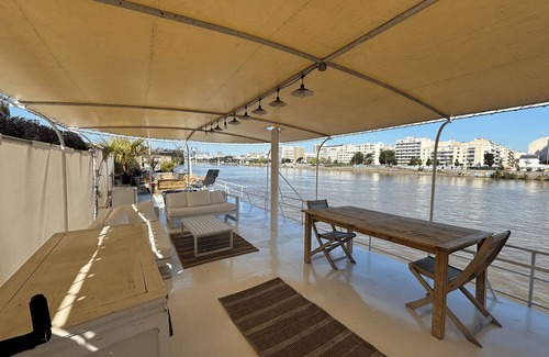 Levallois-Perret Boat Rental | Péniche avec magnifique vue et à 15 minutes des Champs Elysées.