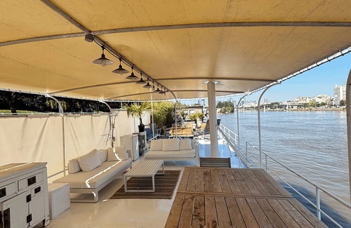 Levallois-Perret Boat Rental | Péniche avec magnifique vue et à 15 minutes des Champs Elysées.
