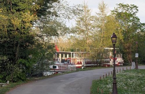 Dole Bed & Breakfast | péniche Ino Lefkothea II chambre d'hôtes