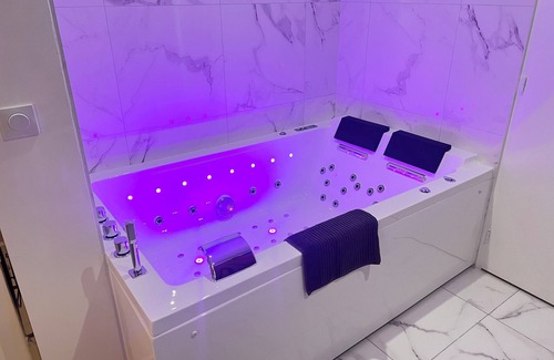 Les Pavillons-sous-Bois Apartment | P21 jacuzzi Suite 5 Etoiles d'exception
