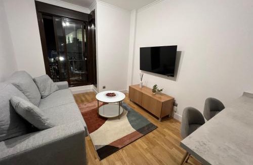 Rejas Apartment | P4 Madrid AIRPORT, ESTADIO CIVITAS, IFEMA, BARAJAS Y REJAS