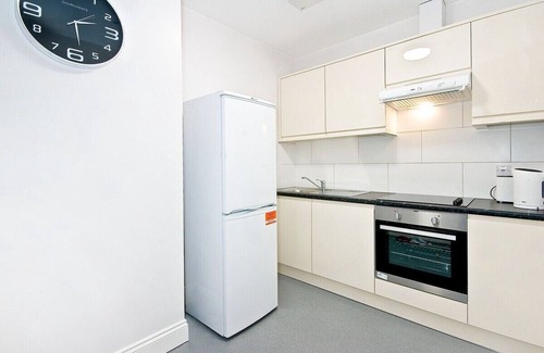 Temple Apartment | P5E Large bedroom with shower wifi desk air con