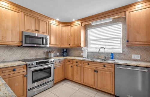 Key Colony Beach House | P71 - 7 bed, 6 bath up/down duplex in Key Colony!