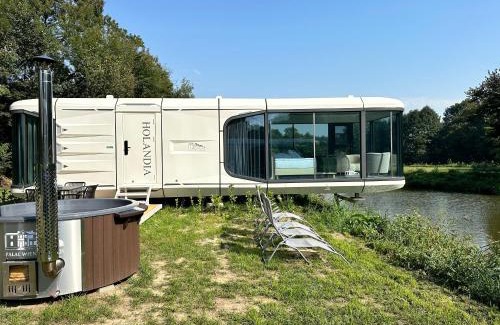 Grodzisk Mazowiecki Cabin | Pałac Wieniawskich - Luksusowe, Całoroczne Domki Glampingowe, Prywatna Balia, Park 10ha
