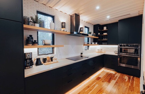 Monroe Cabin | Pacific Bin · Pacific Bin - Steam Sauna Shower + Hot Tub