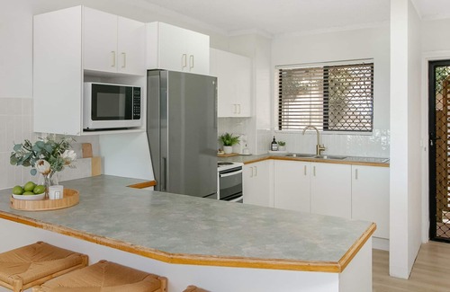 Palm Beach Apartment | Pacific Breeze 2 - Beachfront Bliss at Palm Beach - Linen Provided - Min. 3 Night Stays!