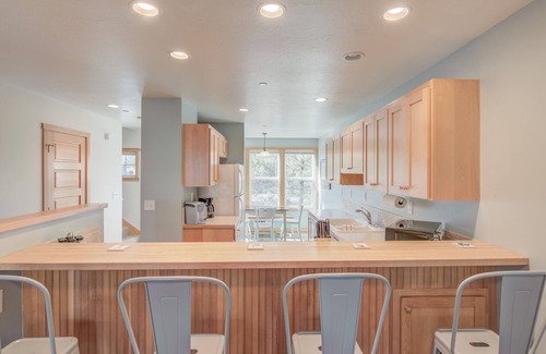 Shorepine Village Condo | Pacific City Splendor in this Sunny Contemporary with King Master Suite!