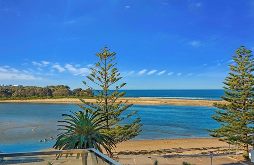 The Entrance Apartment | Pacific Court 10