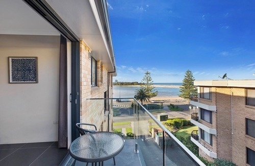 The Entrance Apartment | Pacific Court 10
