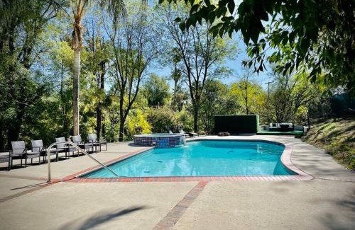 Calabasas House | Pacific Dreams at Woodland Hills - 8 BR with Pool & Hot Tub