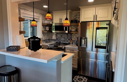 West End Condo | Pacific NW Heaven: Modern, remodeled 3BR/2Bath Pool/Spa/Fitness, & Views!