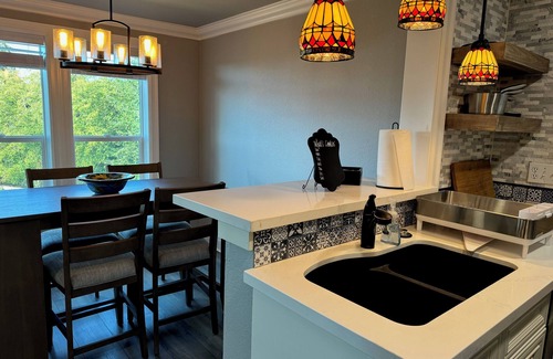 West End Condo | Pacific NW Heaven: Modern, remodeled 3BR/2Bath Pool/Spa/Fitness, & Views!