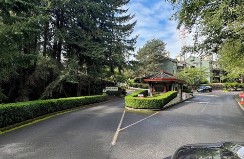 West End Condo | Pacific NW Heaven: Modern, remodeled 3BR/2Bath Pool/Spa/Fitness, & Views!