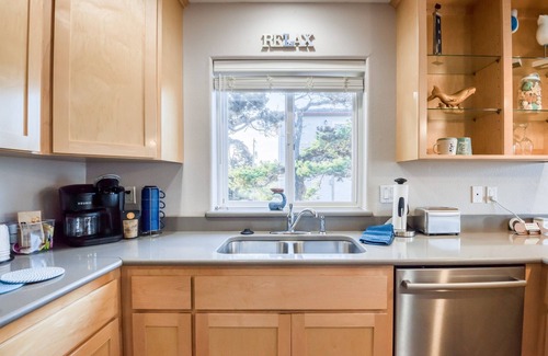 Lincoln City House | Pacific Peeks A - Block to the Beach - Pet Friendly - EV - Newly Updated