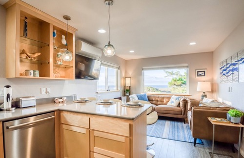 Lincoln City House | Pacific Peeks A - Block to the Beach - Pet Friendly - EV - Newly Updated
