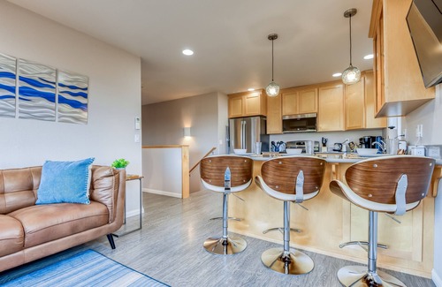 Lincoln City House | Pacific Peeks A - Block to the Beach - Pet Friendly - EV - Newly Updated