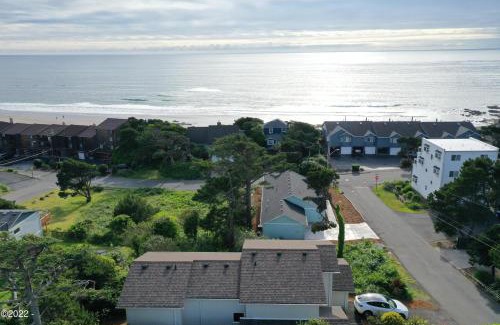 Lincoln City Apartment | Pacific Peeks One - OceanView - EV Charger - Pet Friendly