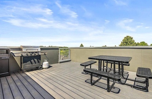 Wallingford Apartment | Pacific Trillium Studio, Wallingford 97 Walkscore