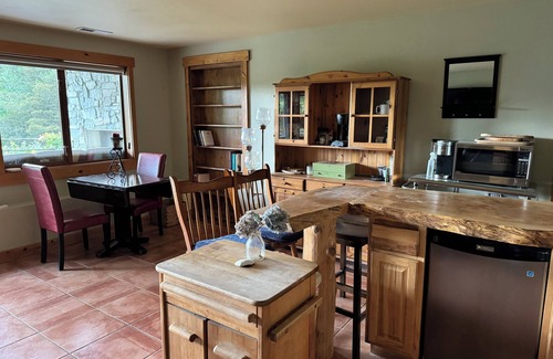 Rollingbay Cabin | Pacific Willow lodge - 3 br, 2ba, big den small kitchenette with a private entry