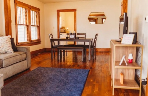 Osawatomie House | Pacifica is Comfort & Charm + Sleeps 8 + Pets Welcome