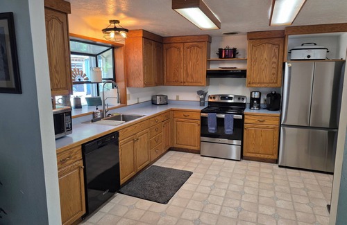 Packwood House | Packwood Big House : River view, AC, Wi-Fi, Covered Patio, Bar and Game Room!