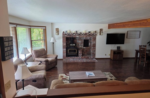 Packwood House | Packwood Big House : River view, AC, Wi-Fi, Covered Patio, Bar and Game Room!