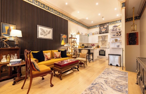 Paddington Apartment | Paddington 4-Bed 8-Guest w/Patio Massive Apartment in Old Victorian Pub