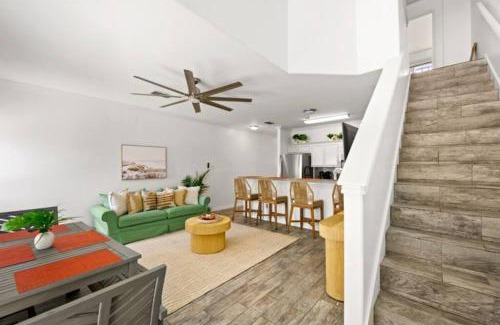 Corpus Christi Apartment | Padre Island Town home 5 min to the beach! pets ok