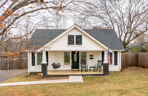 Lynchburg House | Page's Farmhouse- Walking distance to Downtown