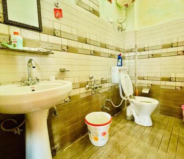 Tosh Hostel | Pahadi Bliss Hostel ,Tosh