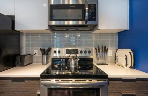 New Tacoma Apartment | Paid Garage Parking- King Bed-balcony Wd 55" Tv