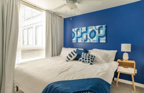 New Tacoma Apartment | Paid Garage Parking- King Bed-balcony Wd 55" Tv