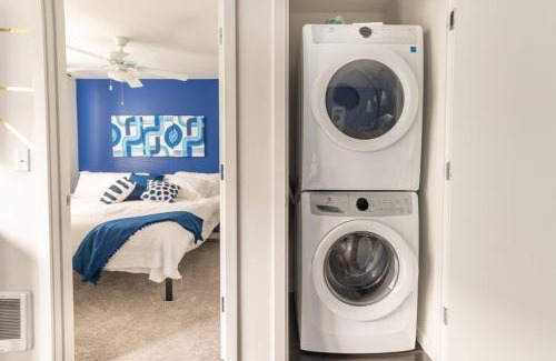 New Tacoma Apartment | Paid Garage Parking- King Bed-balcony Wd 55" Tv