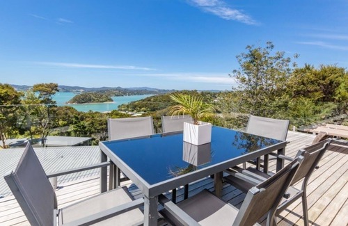 Paihia House | Paihia Beach House - Short walk to the beach & breathtaking views of the bay