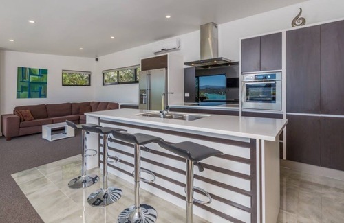 Paihia House | Paihia Beach House - Short walk to the beach & breathtaking views of the bay