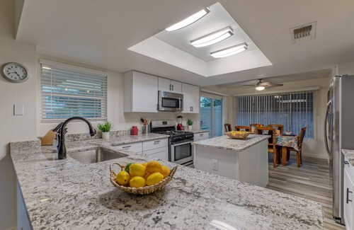 East Mesa House | Painted Mt GOLF Course Views, Heated POOL, King Beds & TVs All BRs, 2 Bikes
