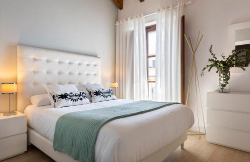San Bartolome Apartment | Palacio del siglo XVII frente a los Jardines de Murillo