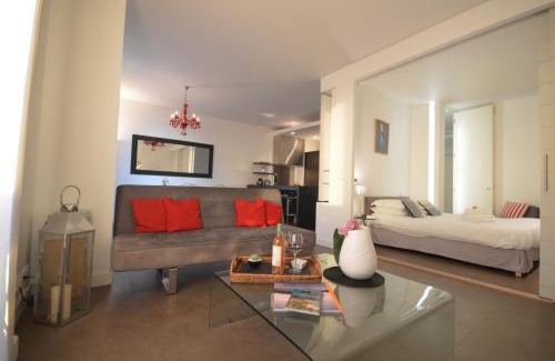 Cannes City Centre Apartment | " Palais Miramar La Suite Rouge " Vue Mer -Croisette Emplacement Unique - 20M Plage - WIFI - Clim