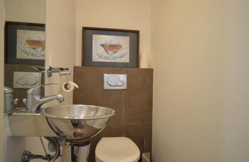 Cannes City Centre Apartment | " Palais Miramar La Suite Rouge " Vue Mer -Croisette Emplacement Unique - 20M Plage - WIFI - Clim