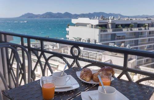 Cannes City Centre Apartment | Palais Miramar Suite Art Modern - Derniere étages Vue Mer - 75m de confort - En Face des Plages -WIFI - Clim
