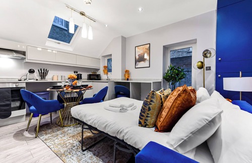 Barnes House | Palatial Style House Secs to Lovely River Walk