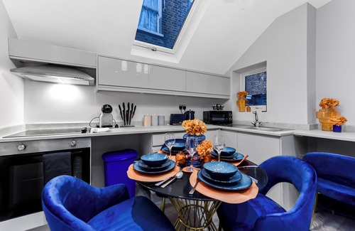 Barnes House | Palatial Style House Secs to Lovely River Walk