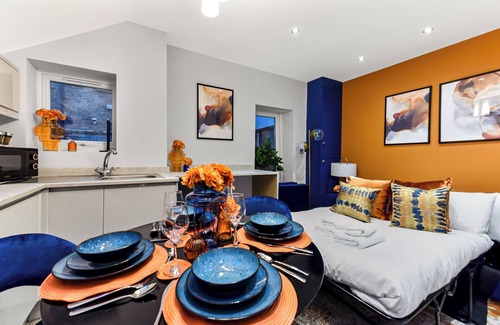 Barnes House | Palatial Style House Secs to Lovely River Walk