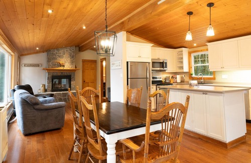 Novar Cottage | Palette Lake Lodge - Secluded & Modern lakefront cottage