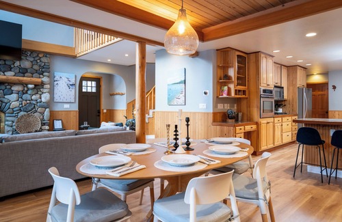 Olympic Valley Cabin | Palisades Getaway A/C Hot Tub Nature Views EV Chrg