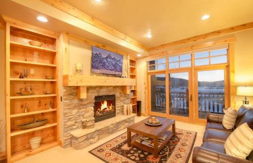 Victor House | Palisades Lodge Suite 207