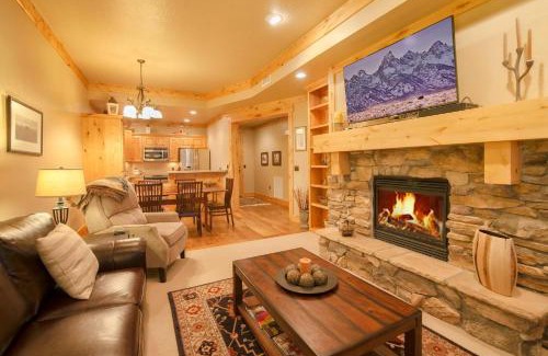 Victor House | Palisades Lodge Suite 207