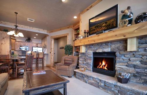 Victor House | Palisades Lodge Suite 307